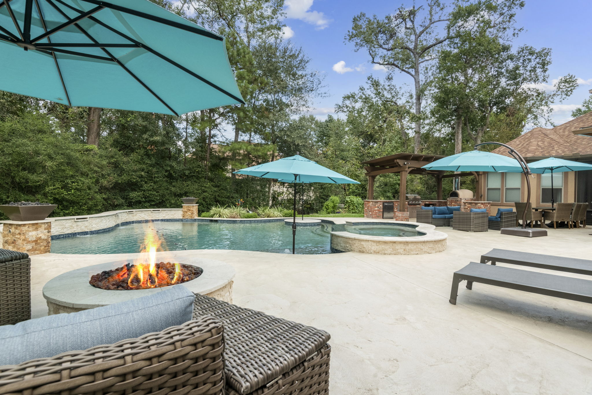 Freeform Pool, Outdoor Kitchen & Pool House in Spring TX