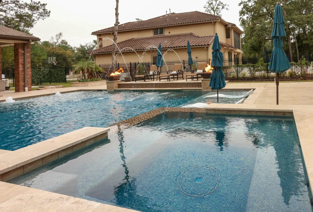 Geometric pool in a outdoor living space