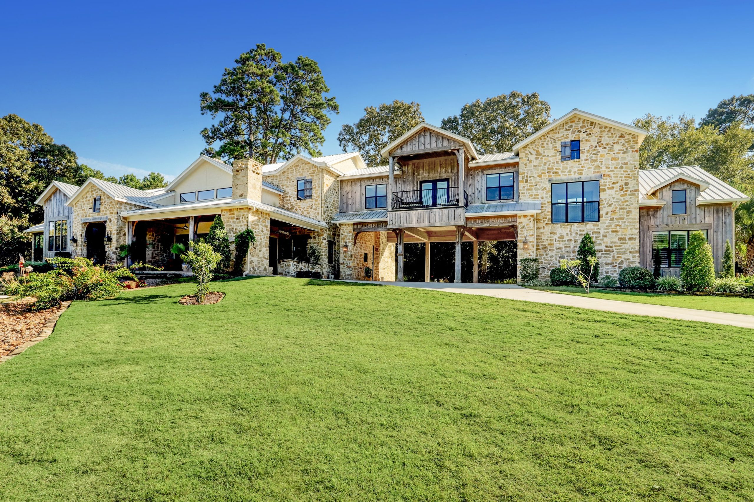 Riley-29793-IMG-01_1-min-scaled custom home